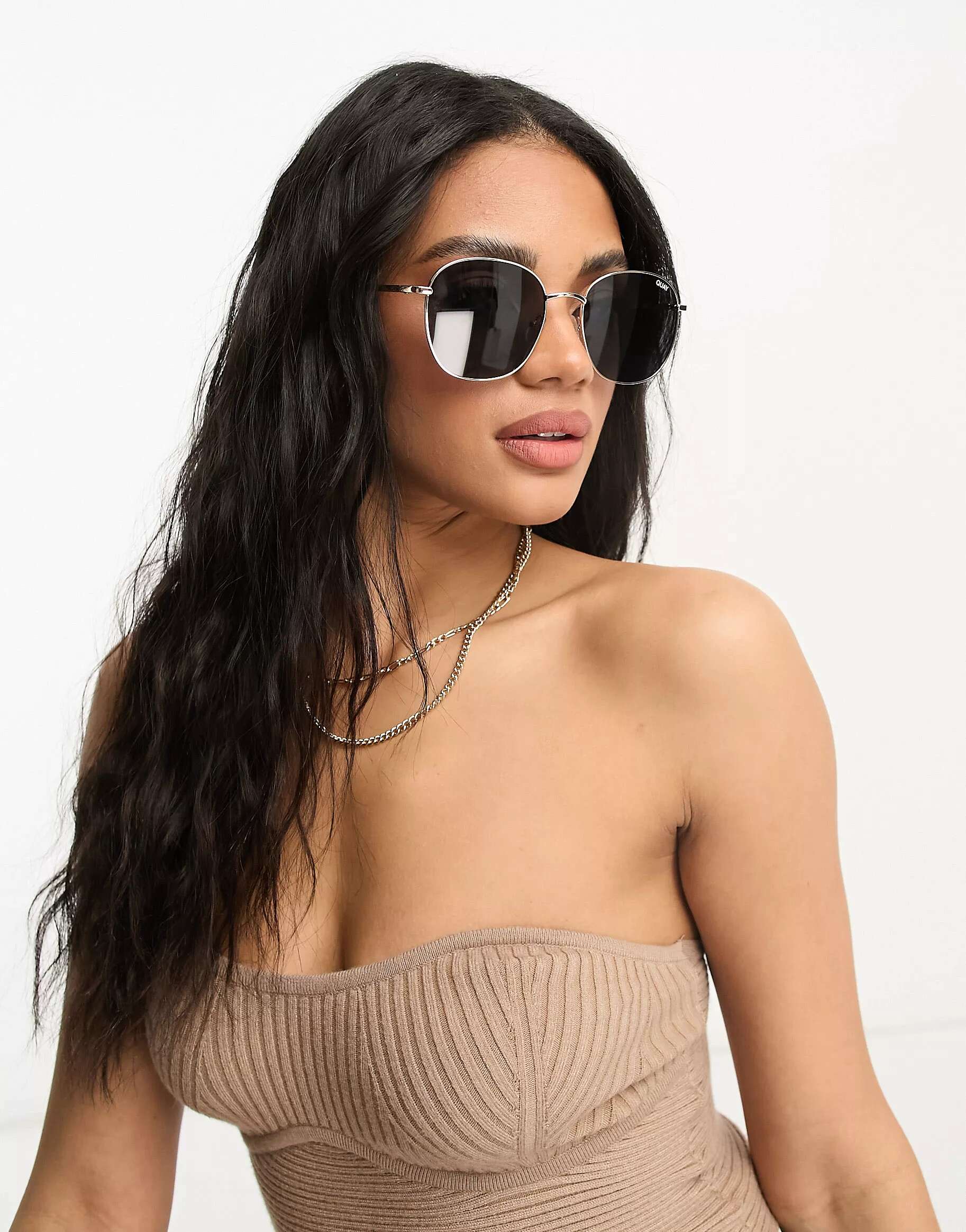 цена Круглые солнцезащитные очки Quay Jezabell золотисто-дымчатого цвета Quay Australia
