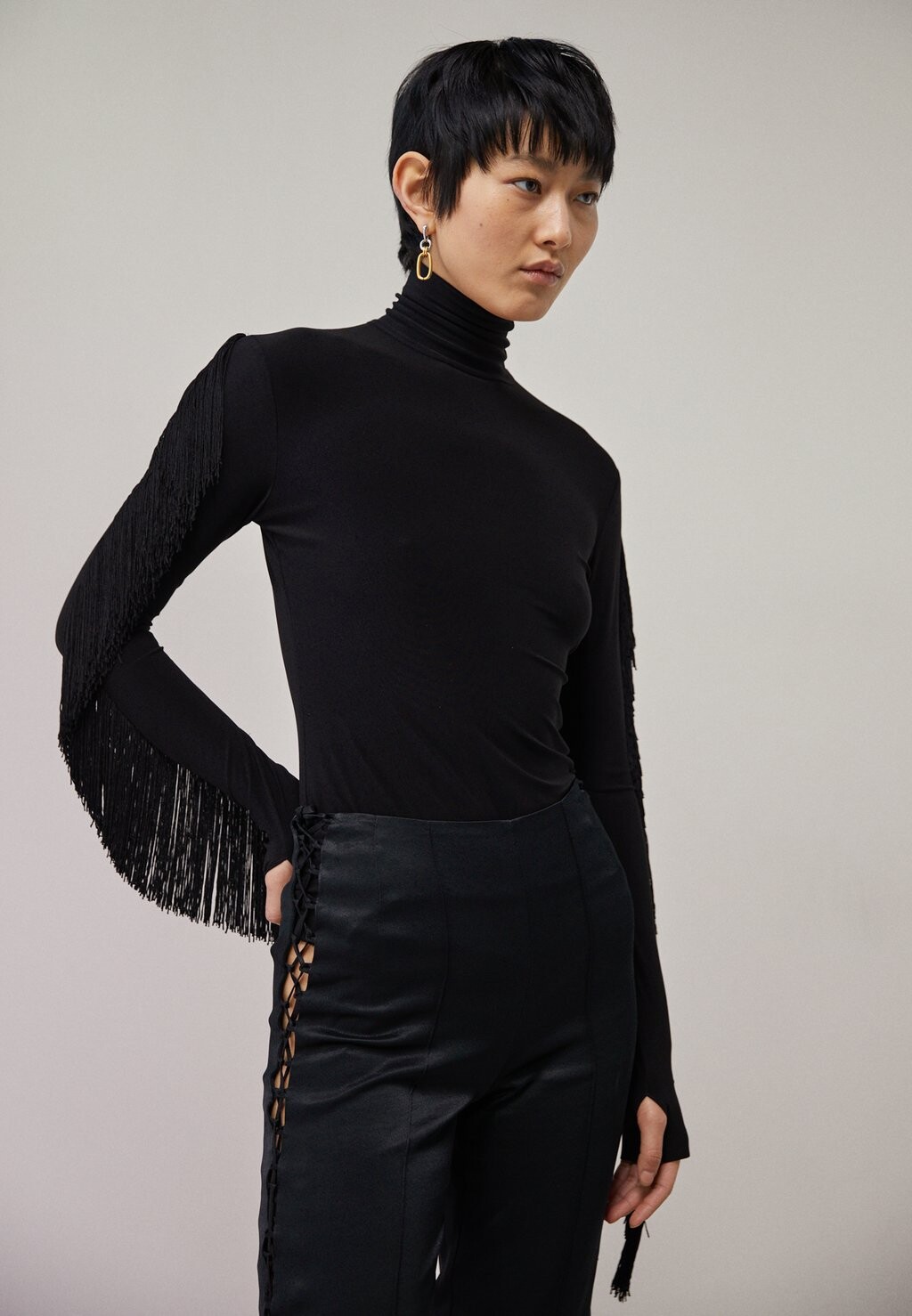 Топ с длинными рукавами Norma Kamali LONG SLEEVE TURTLE FRINGE, черный