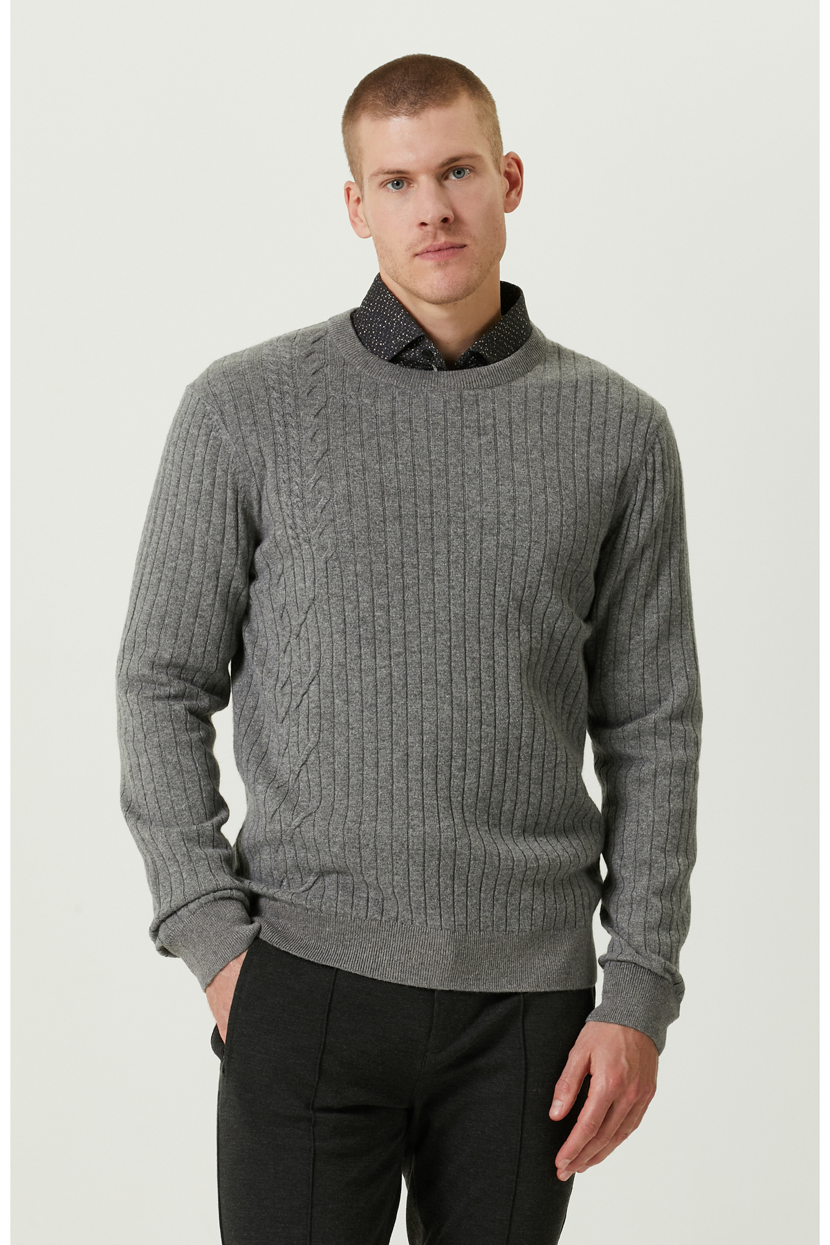 Серый меланжевый вязаный свитер с косой и деталью Network, серый