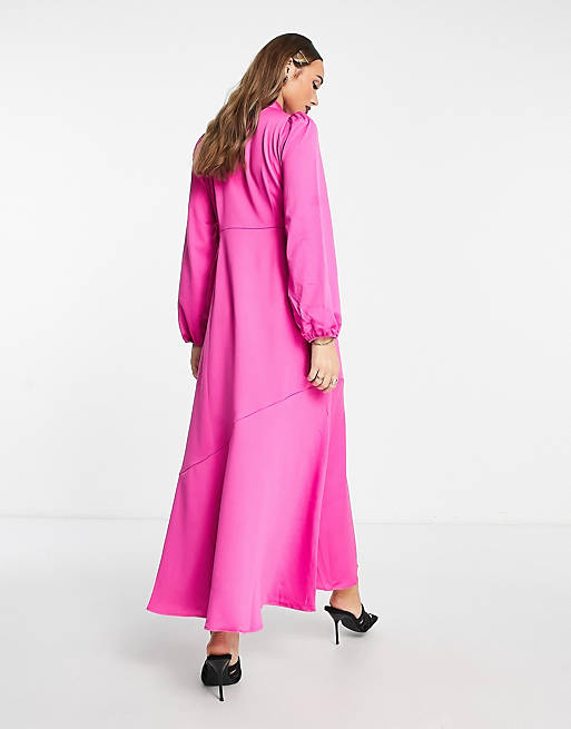 цена Эксклюзивное ярко-розовое атласное чайное платье макси с высоким воротником YAS