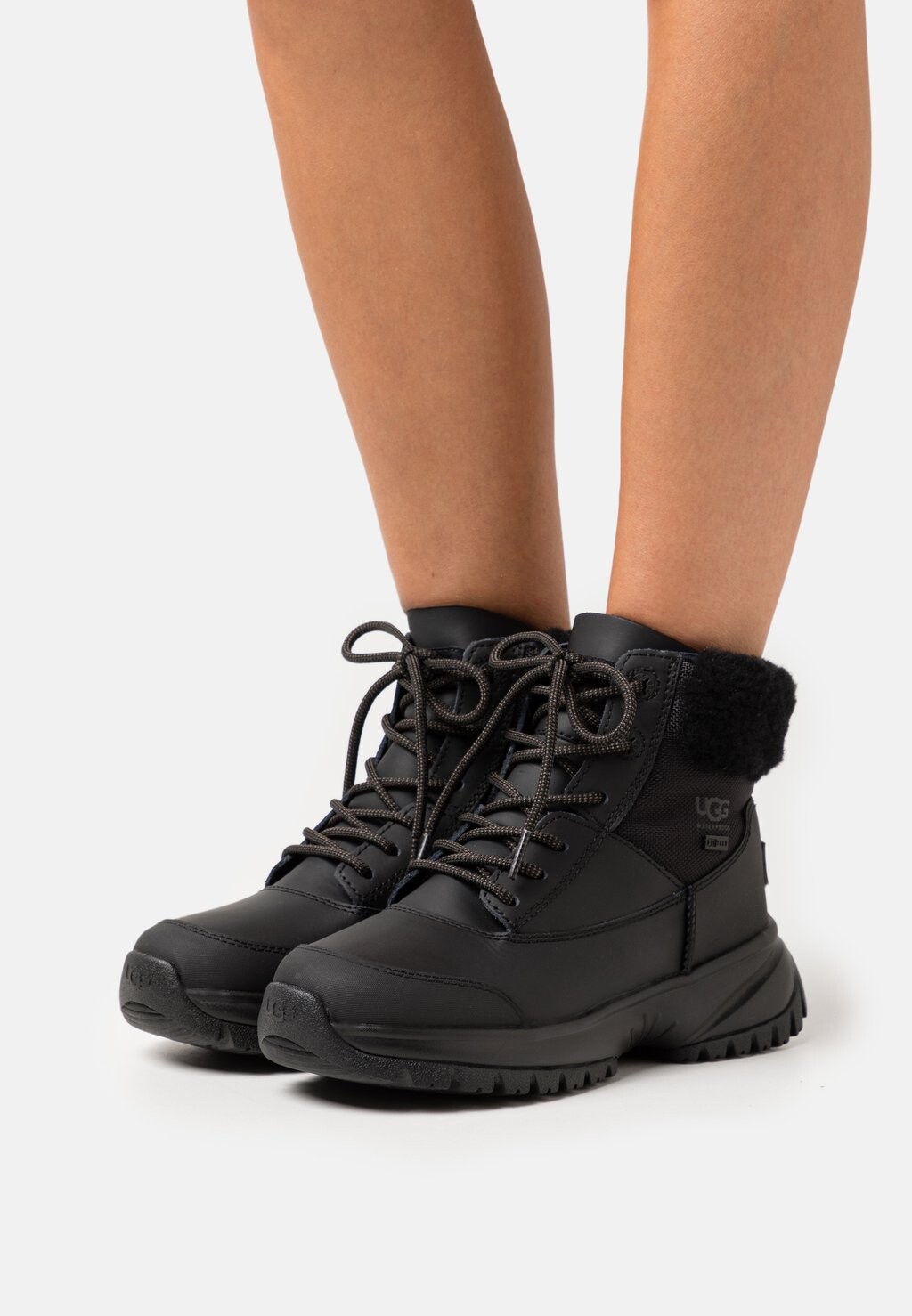 

Зимние сапоги UGG, черный