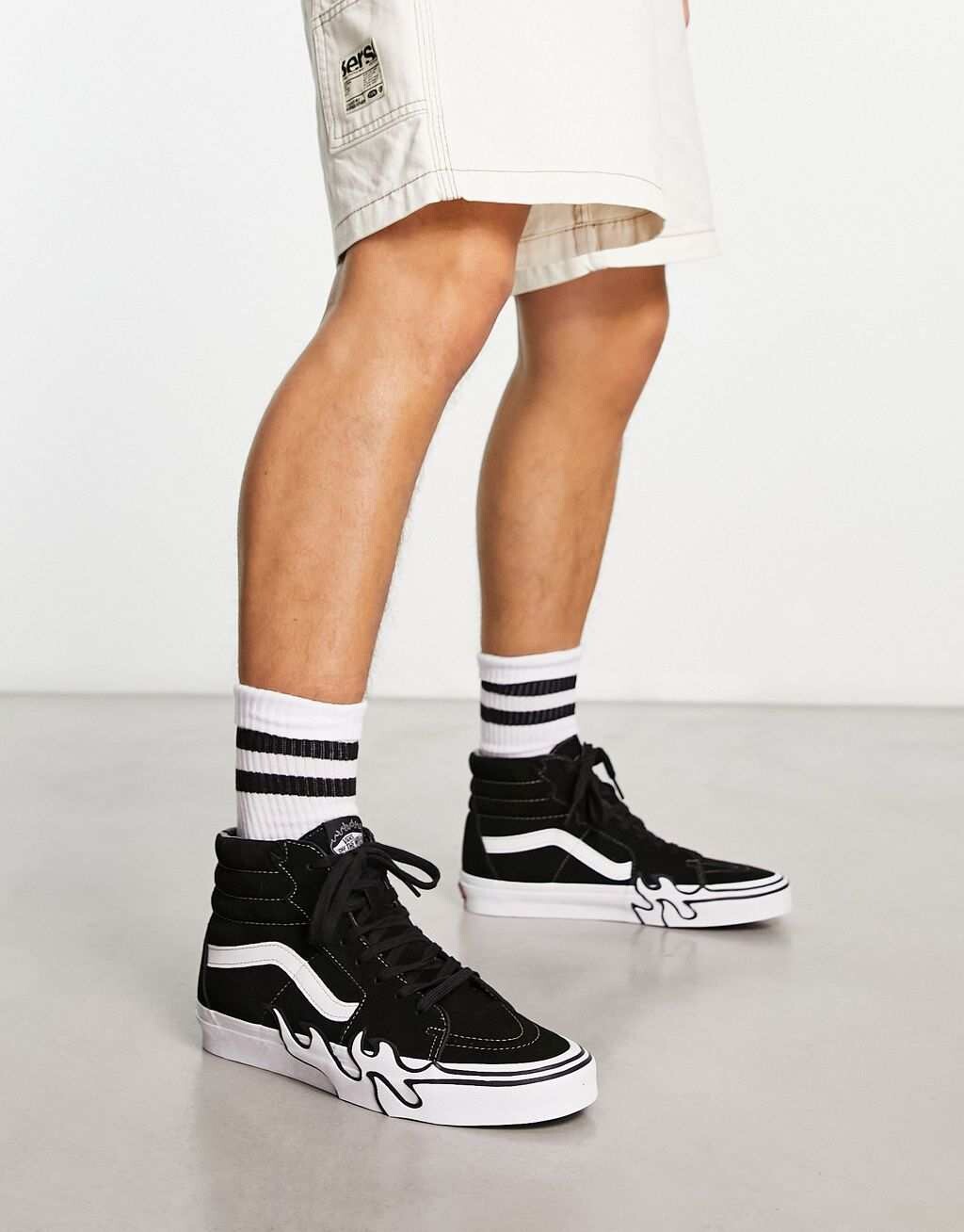 

Черные кроссовки с пламенным принтом Vans SK8-Hi