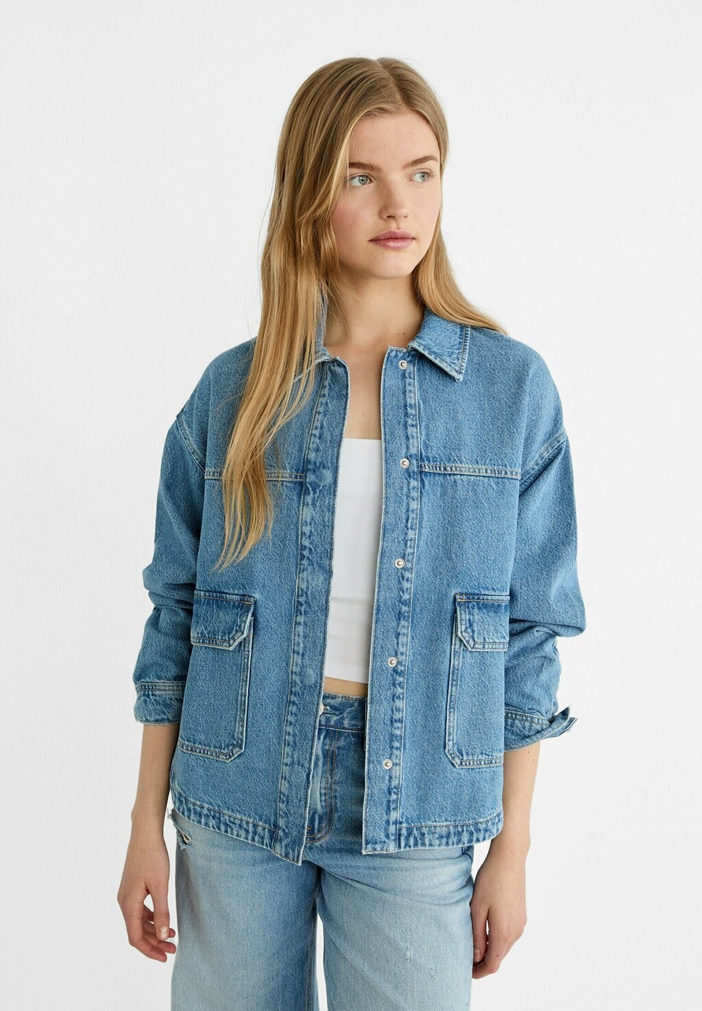

Джинсовая куртка WITH FRONT POCKETS Stradivarius, цвет royal blue