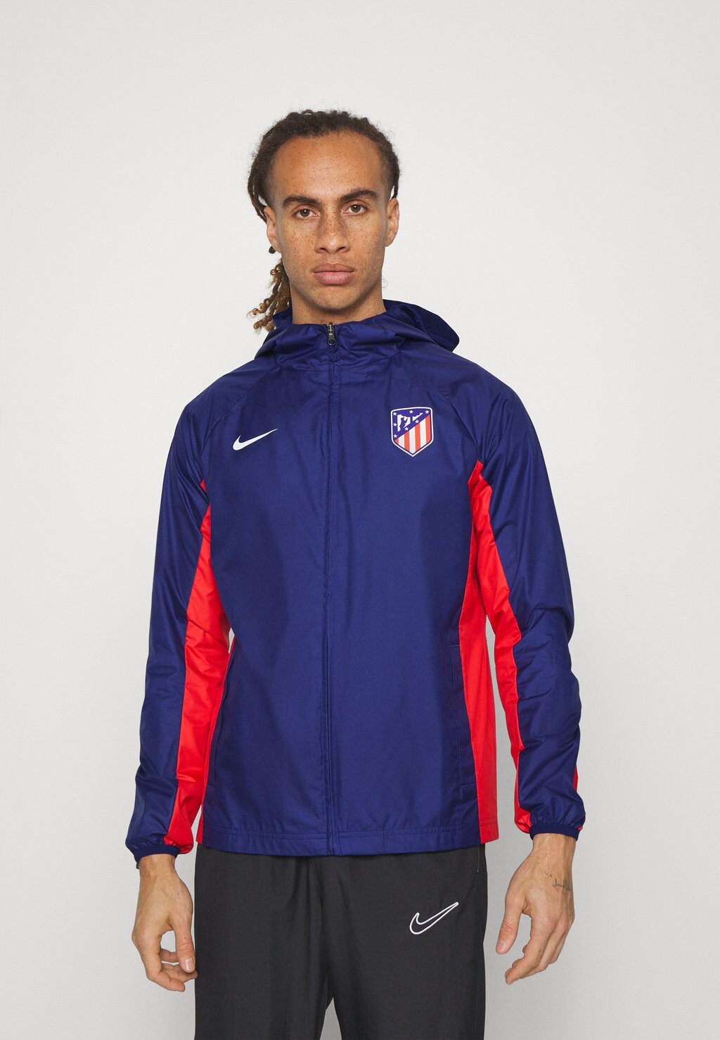 

Водонепроницаемый Nike ATM M NK AWF JKT, цвет blue void/sport red/white