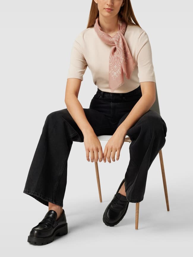 

Модель шерстяного шарфа "БАНДАНА" Weekend Max Mara, пыльно-розовый