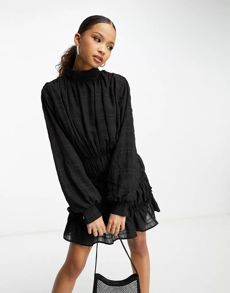 Черное фактурное ярусное платье мини с плиссированной юбкой In The Style