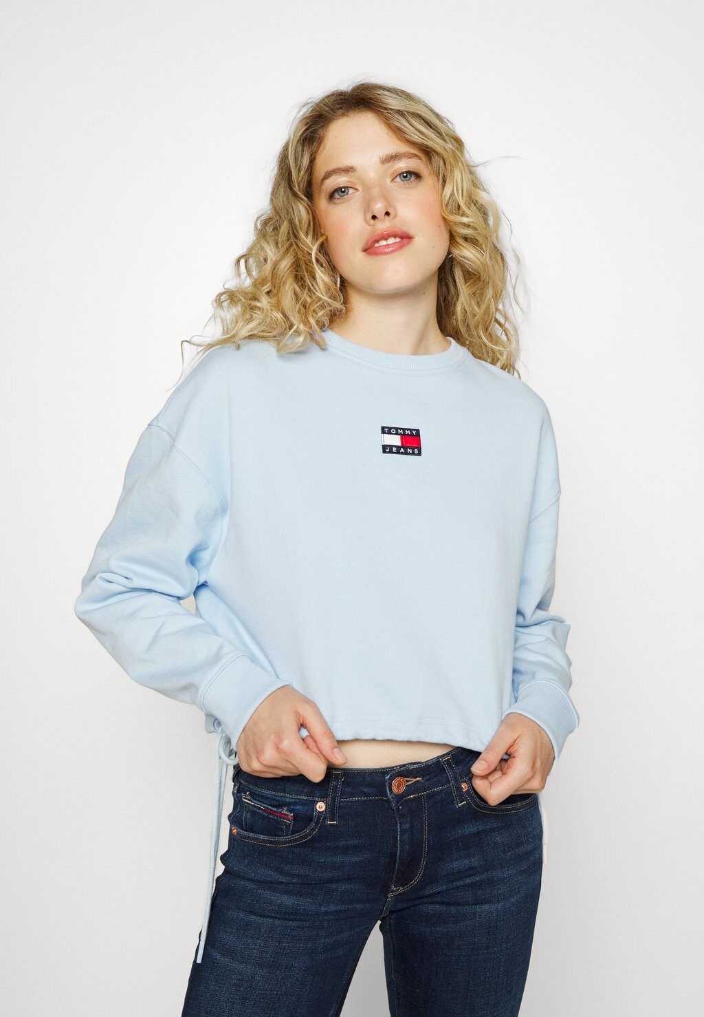 

Толстовка Tommy Jeans Crop Badge Drawstr Crew, шамбре небо, Серый