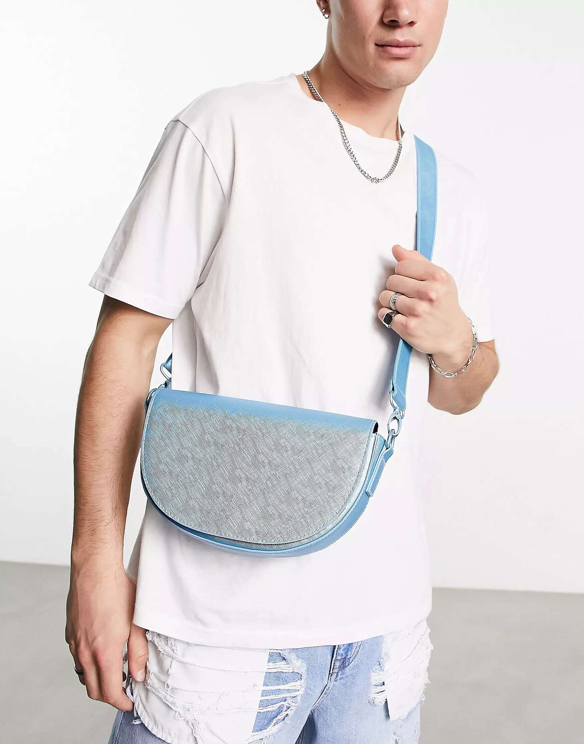 

Синяя сумка через плечо из искусственной кожи в форме полумесяца ASOS