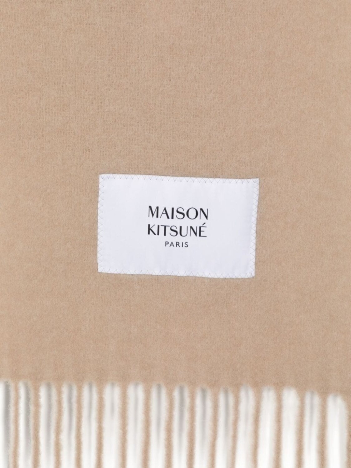 

Maison Kitsuné шарф с бахромой и нашивкой-логотипом, серый