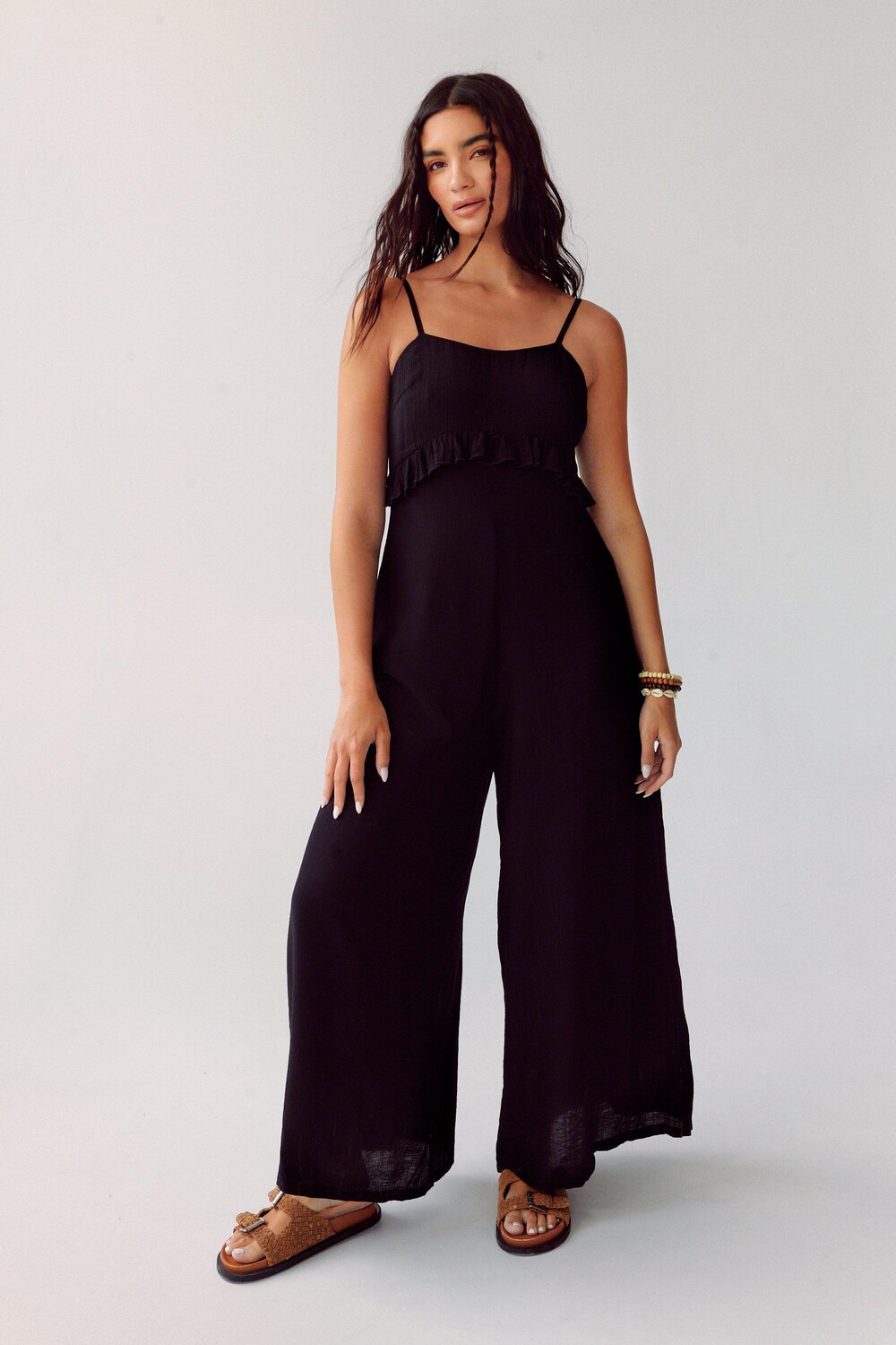 

Комбинезон с рюшами и бретелями Nasty Gal, черный