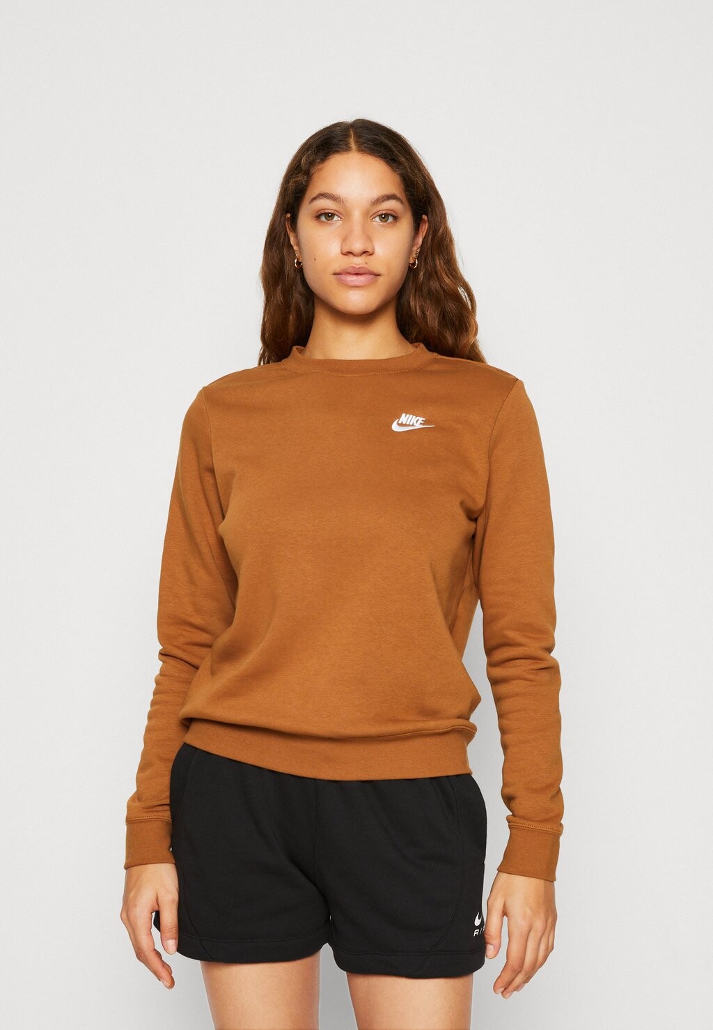 

Толстовка Nike Club Crew, эль коричневый / белый
