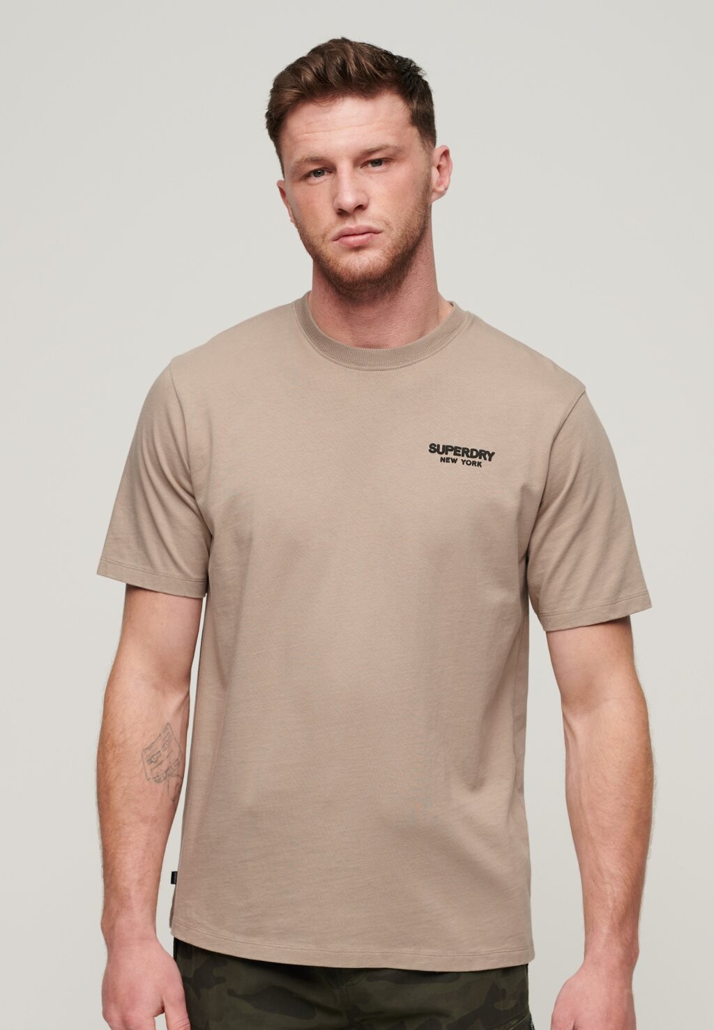 

Базовая футболка LUXURY Superdry, бежевый