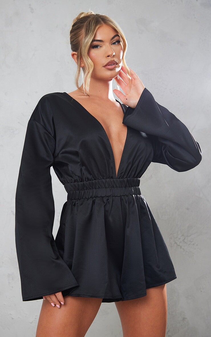 

PrettyLittleThing Черный атласный комбинезон с глубоким вырезом и расклешенными рукавами