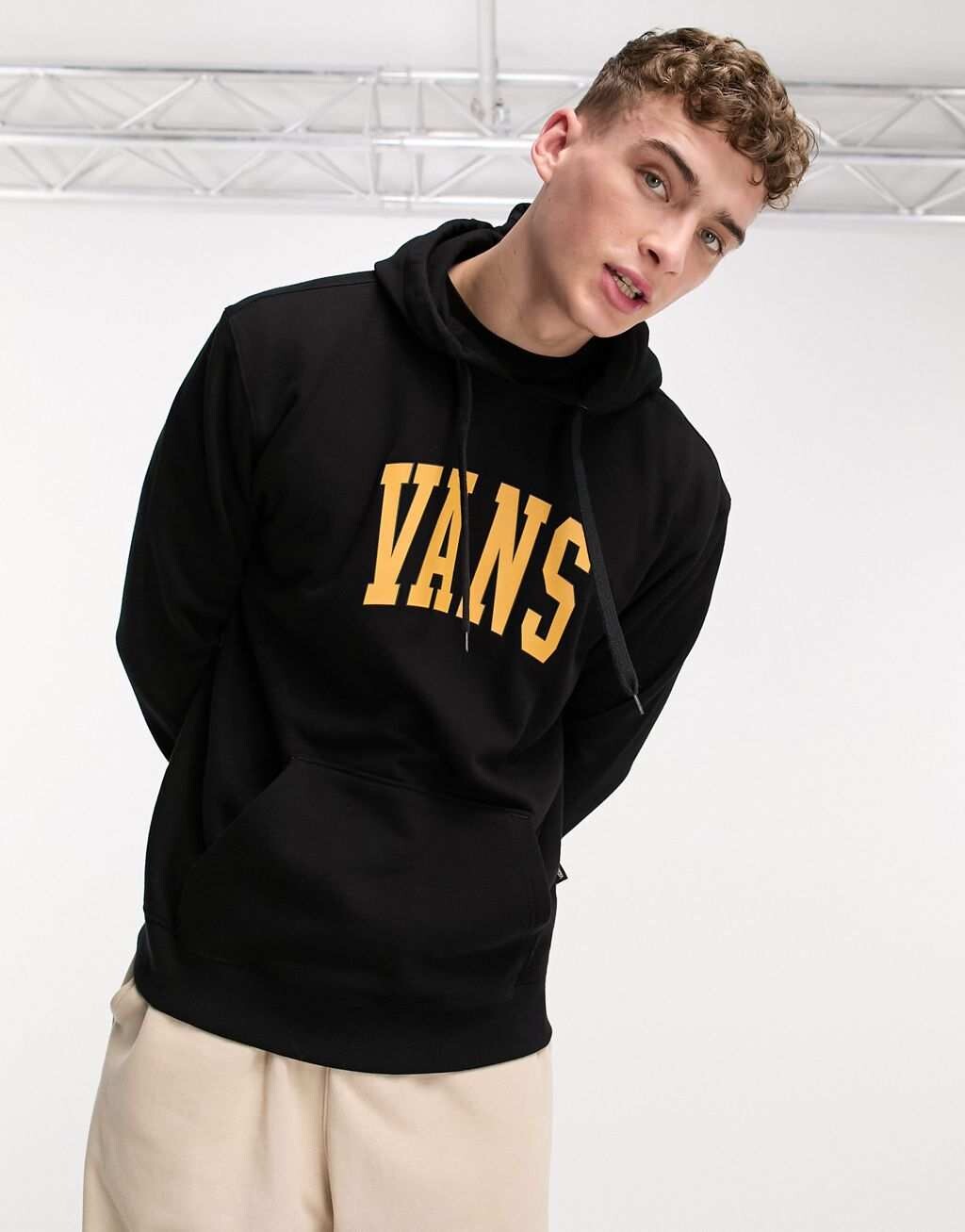 

Черная худи с логотипом Vans varsity