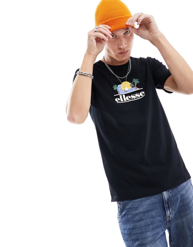 

Ellesse – Sitan – Черная футболка с рисунком на груди