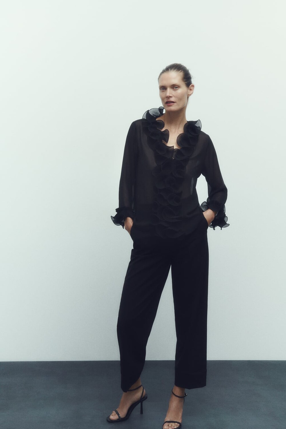 

Полупрозрачная блузка с плиссированными орфами ZARA, черный