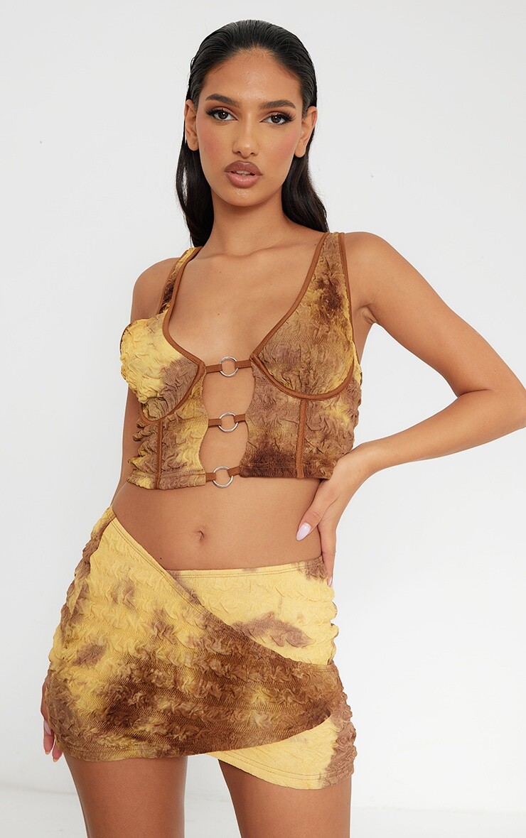 

PrettyLittleThing Желтый корсет с текстурированным вырезом и омбре спереди