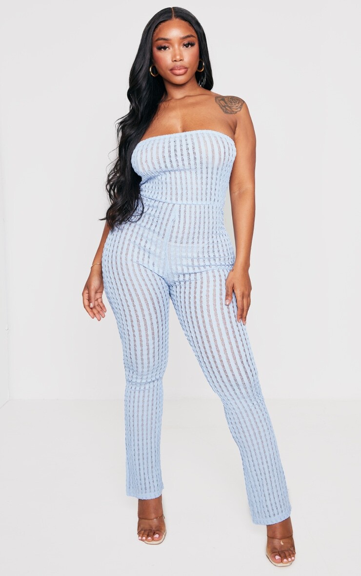 

PrettyLittleThing Голубой фактурный расклешенный комбинезон-бандо Shape
