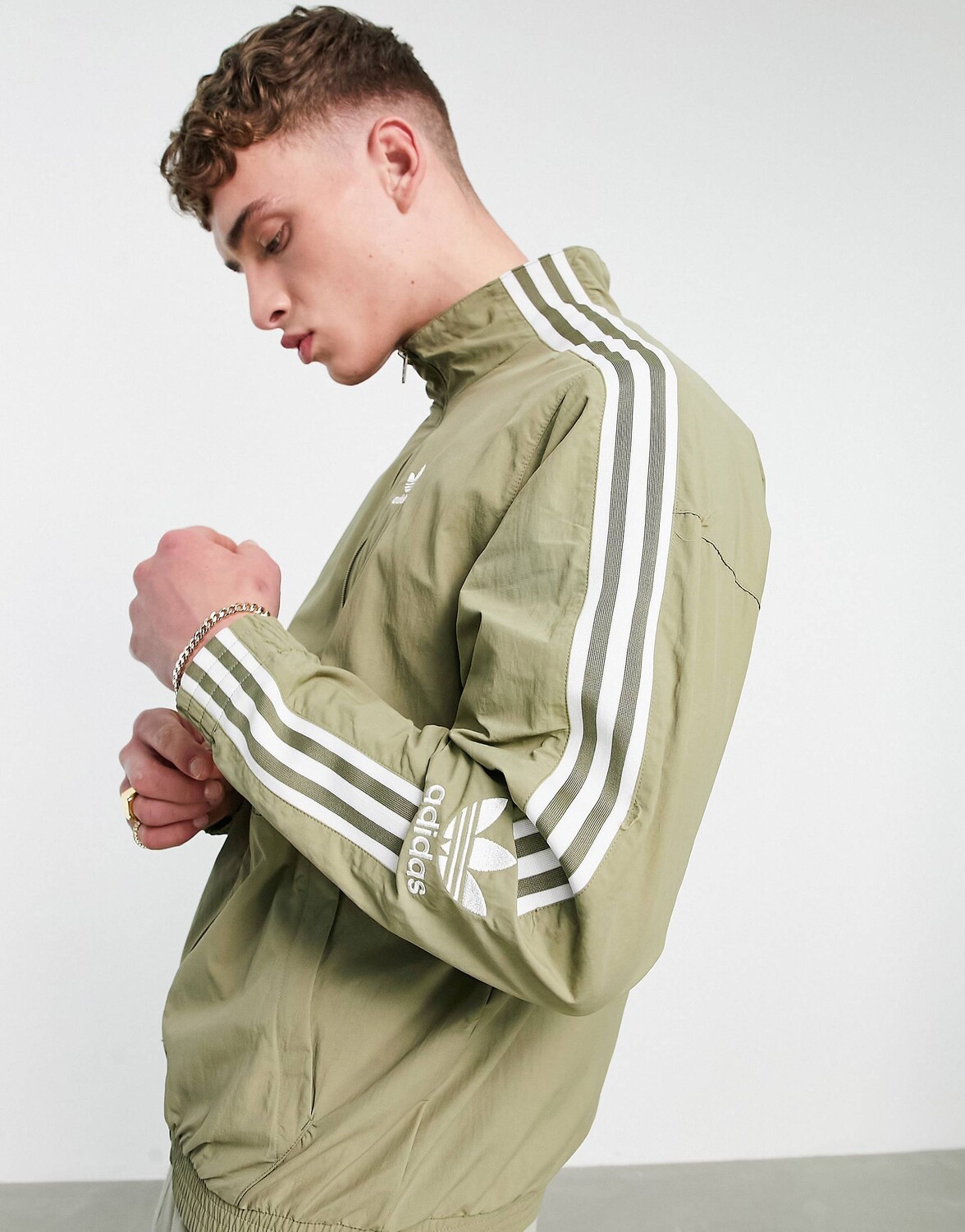 

Спортивная куртка цвета хаки с замком adidas Originals adicolor
