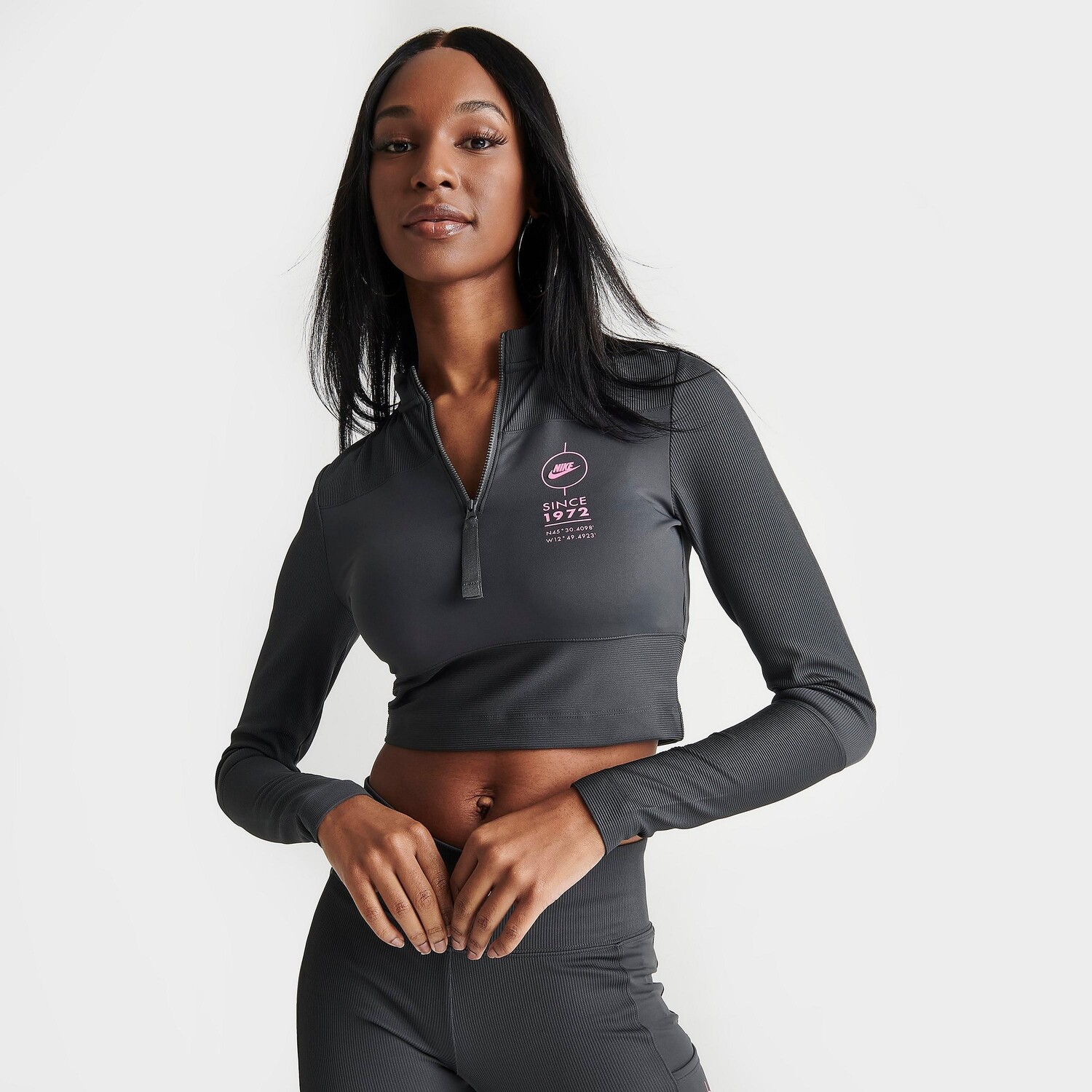 

Женская футболка Nike Sportswear в рубчик с длинными рукавами и молнией на четверть в спортивном стиле, серый