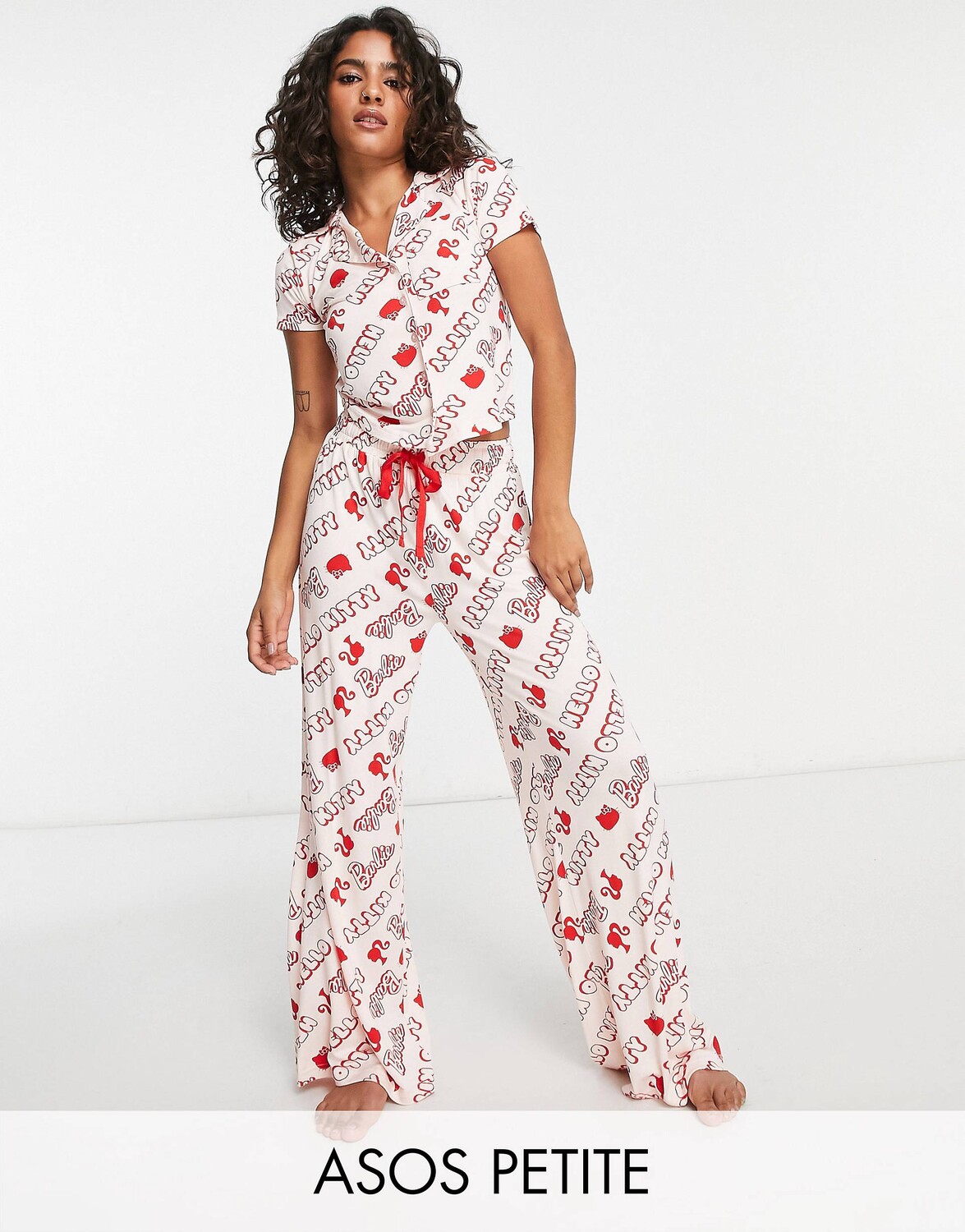 

Розовый пижамный комплект из вискозной рубашки и брюк ASOS DESIGN Petite Barbie x Hello Kitty