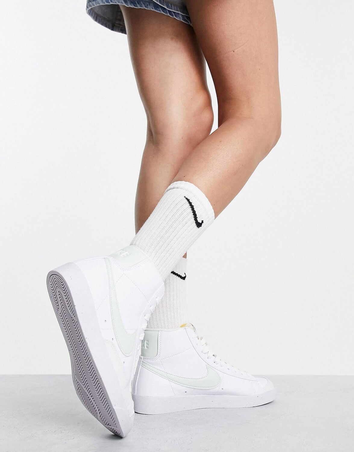 Заказать Бело-зеленые кроссовки Nike Blazer Mid '77 Next – цены ...