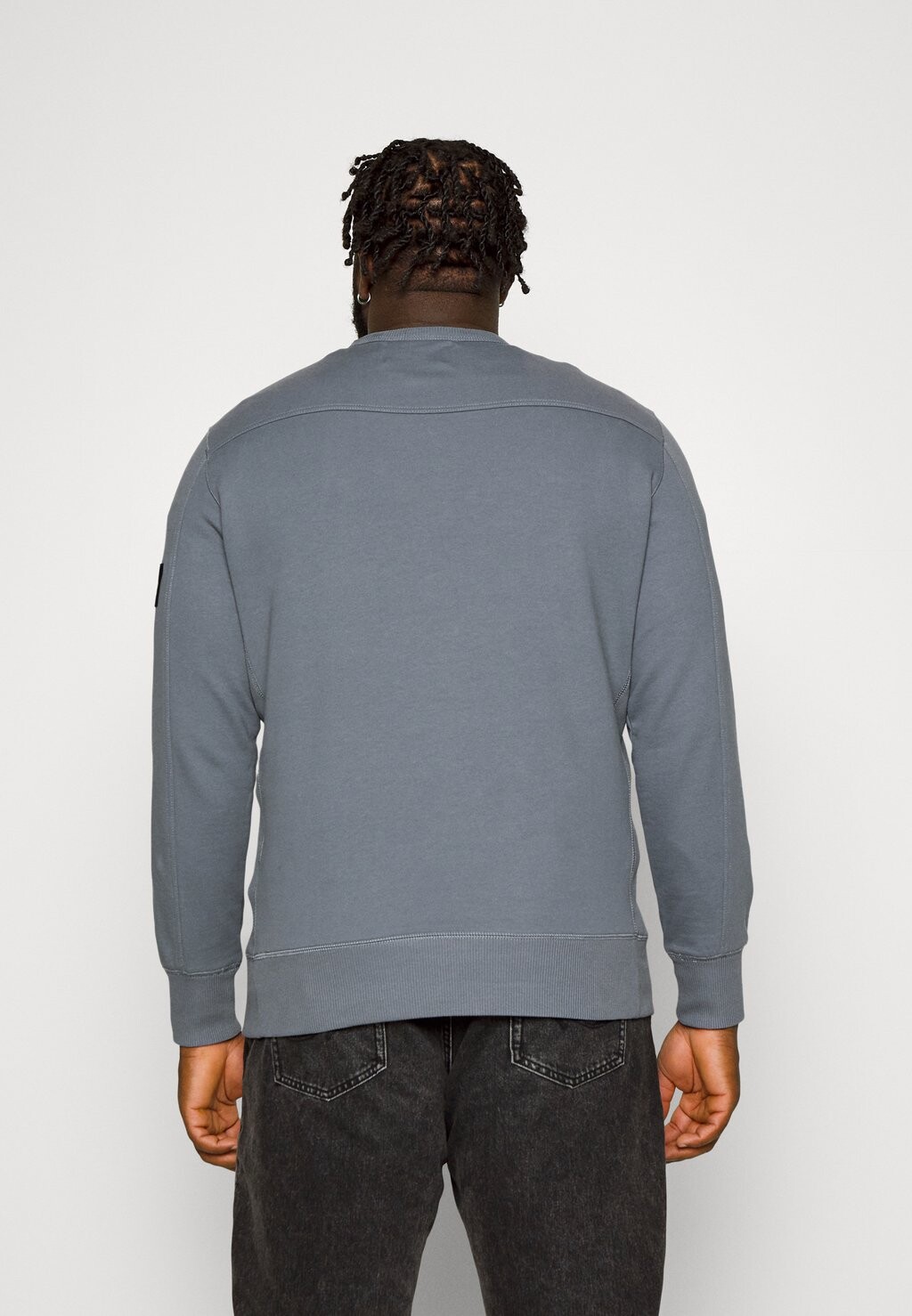 

Толстовка Calvin Klein Monogram Sleeve Badge, серый