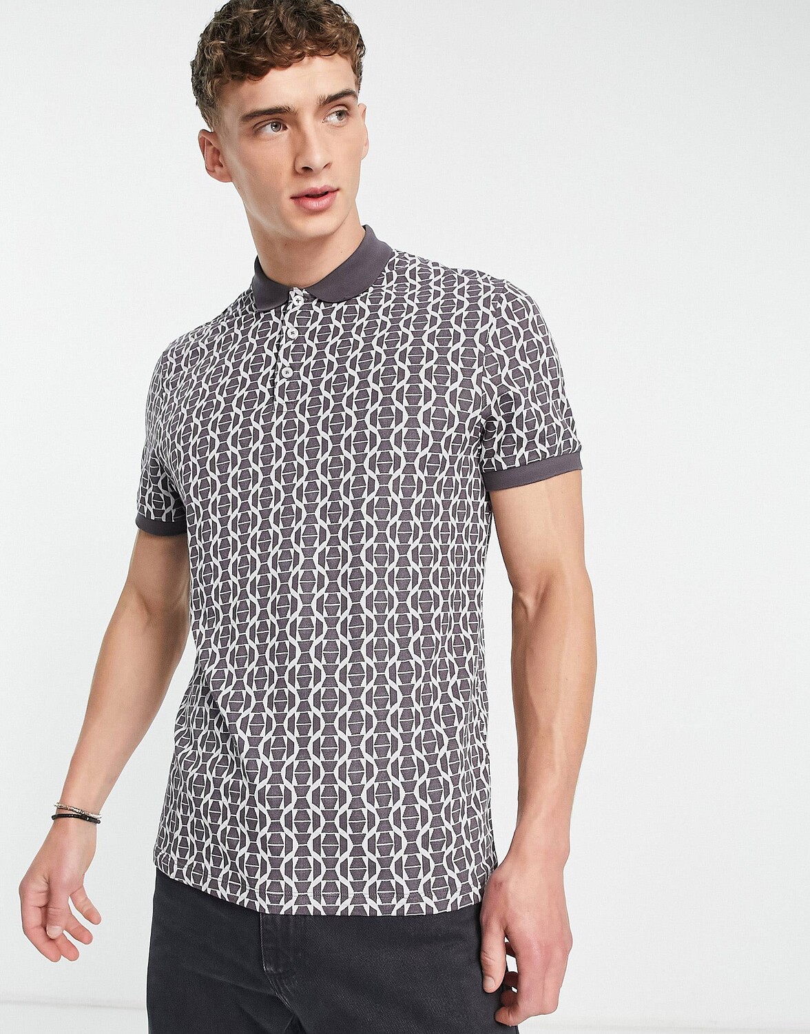 

Серая футболка-поло из ткани с геопринтом ASOS DESIGN