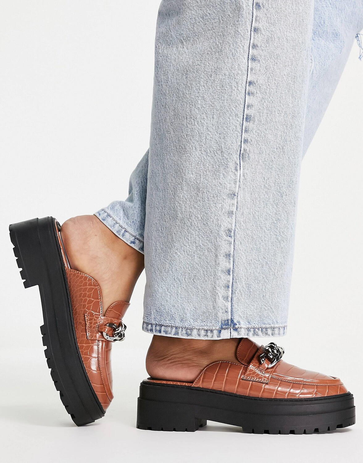 

Коричневые мюли на плоской подошве с массивной цепочкой ASOS DESIGN Marshall