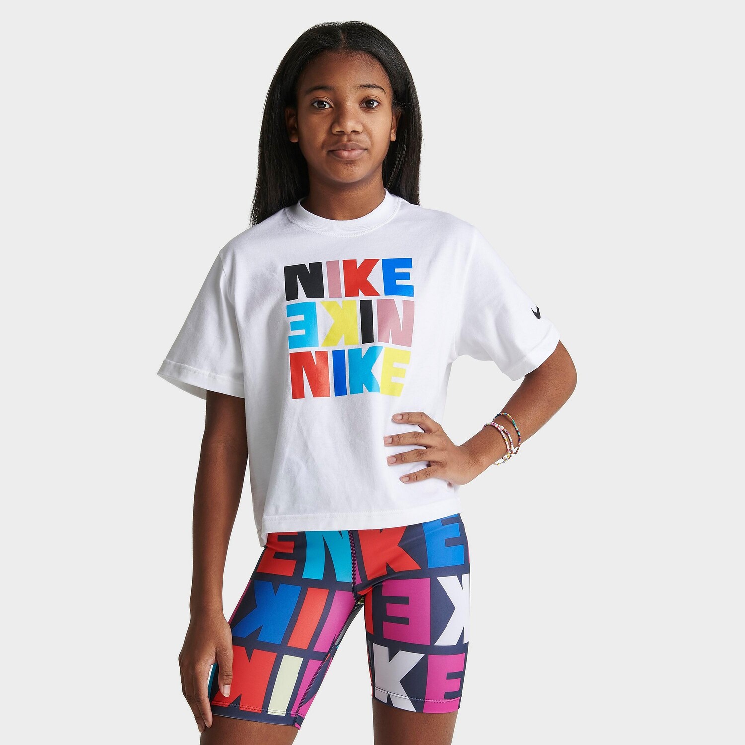 

Футболка Nike Sportswear с печатными буквами для девочек, белый