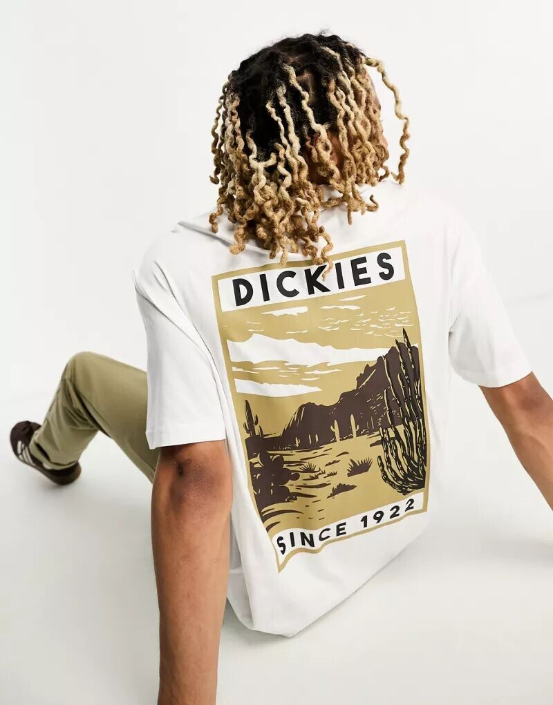 

Белая футболка Dickies с принтом гор North Plains на спине