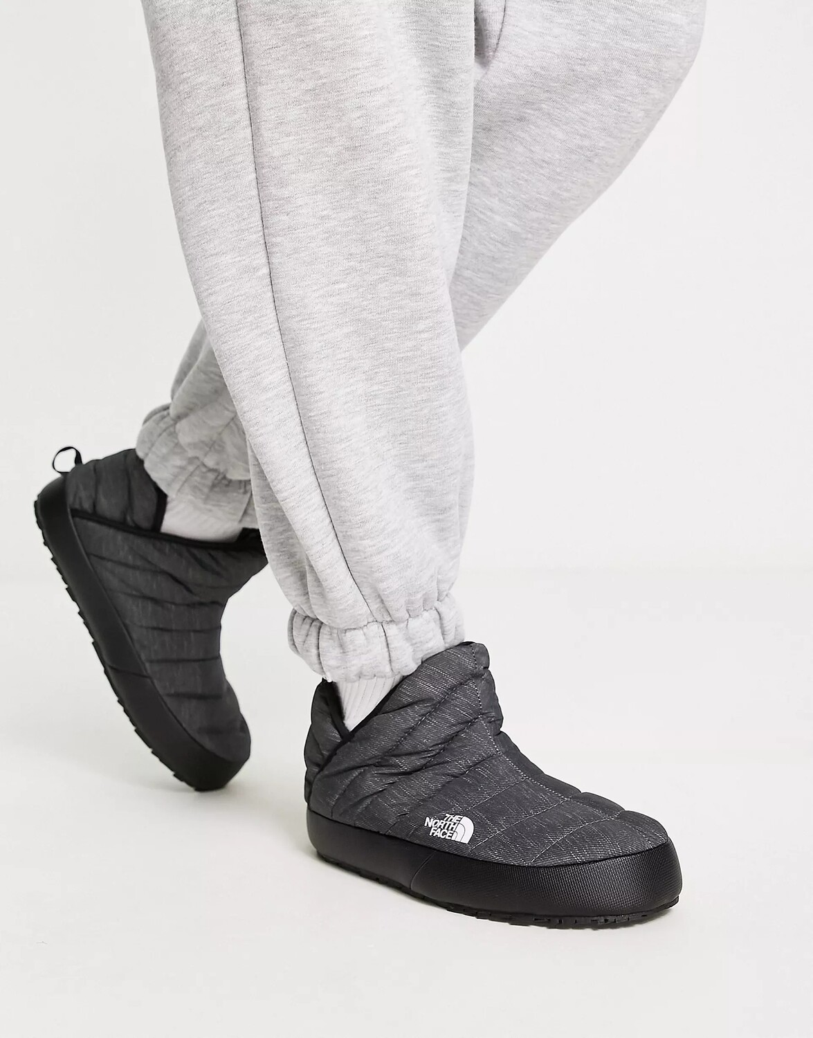 

Дутики The North Face Deanali Thermoball Traction, серый