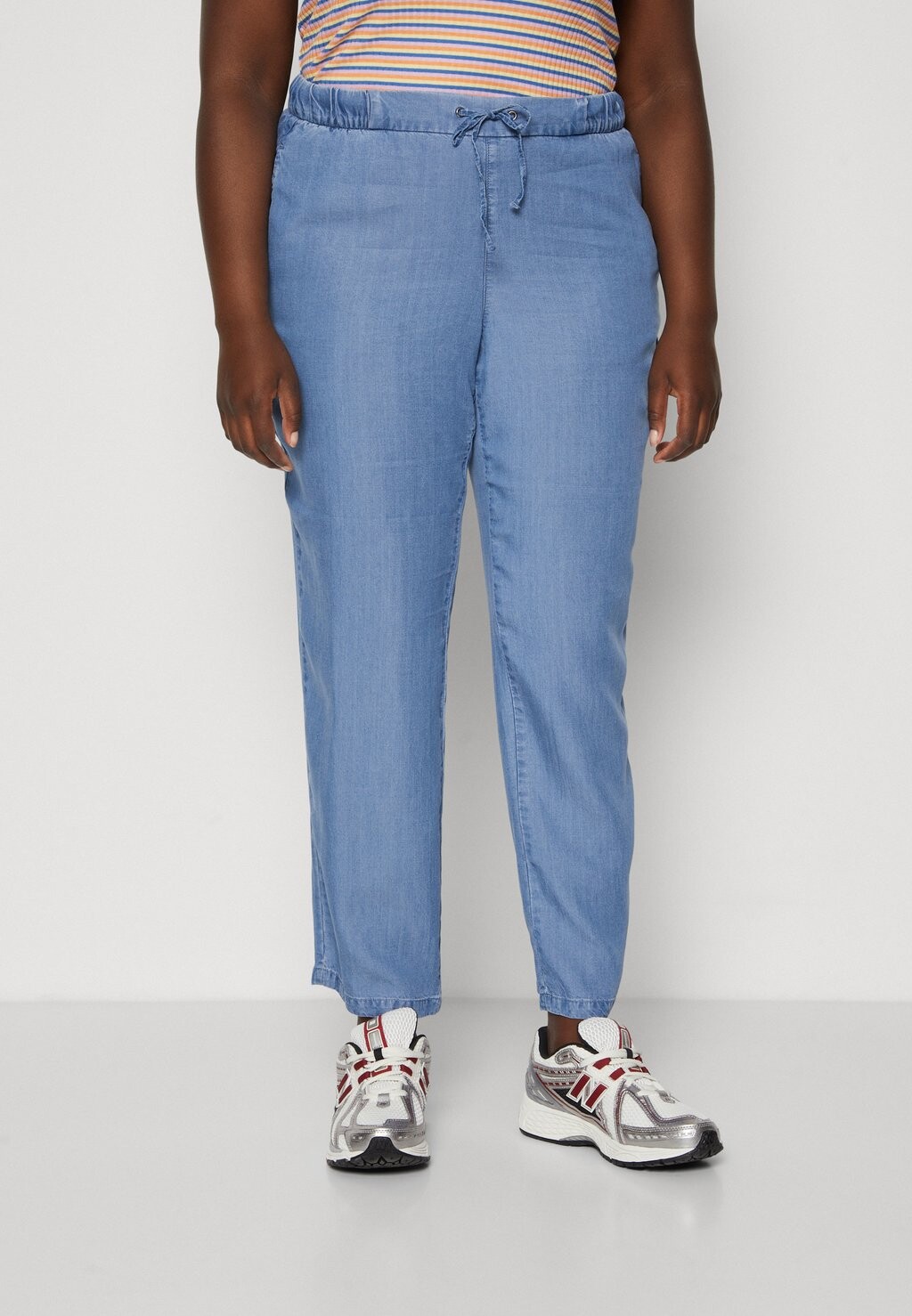 

Брюки VMCHARPER PULL ON PANTS Vero Moda Curve, цвет medium blue denim
