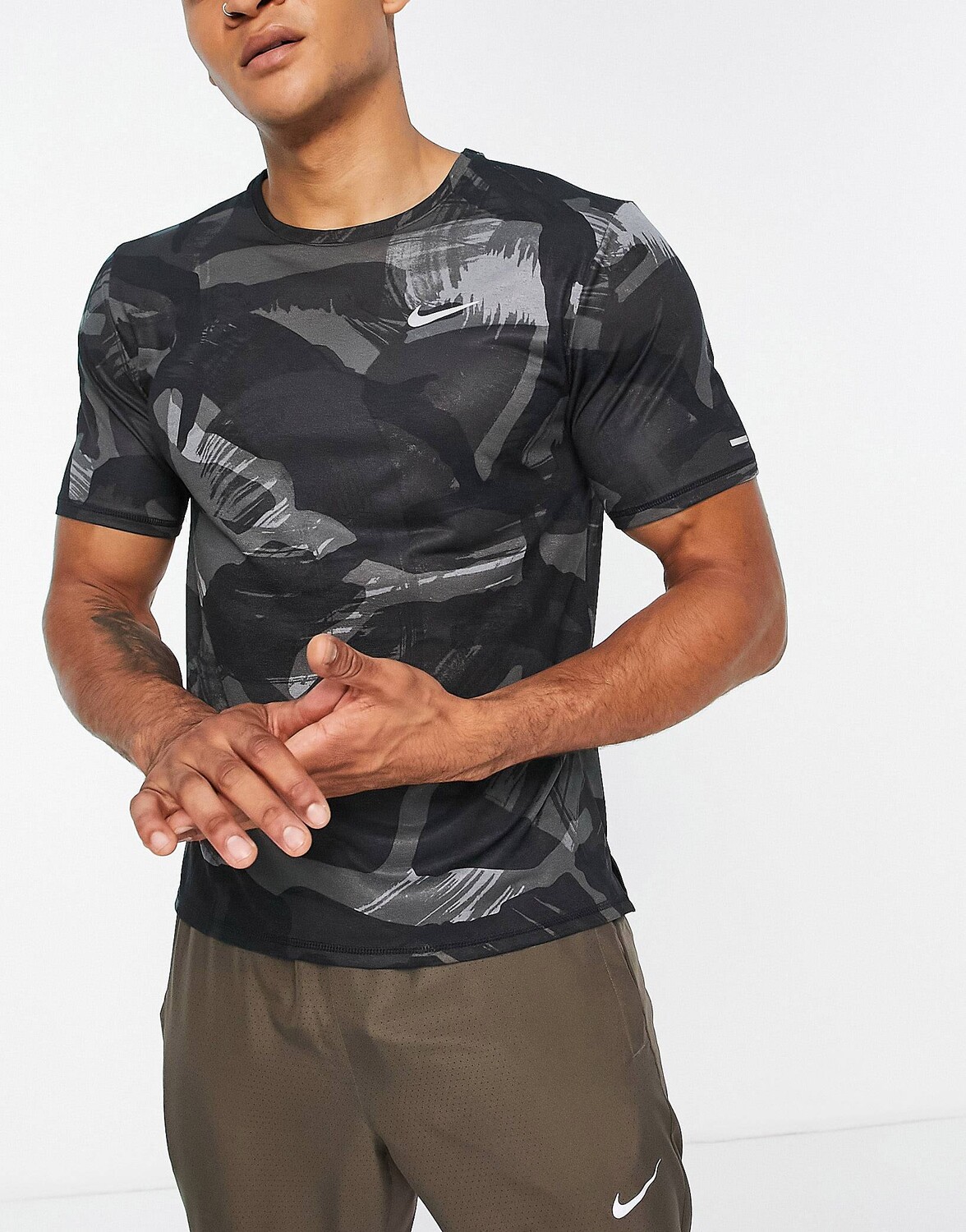 

Черная футболка Nike Running Camo Miler