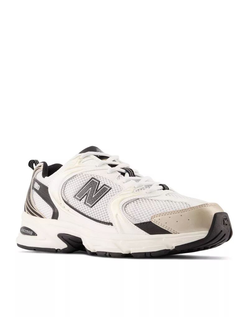 Белые кроссовки New Balance 530 с черными и золотыми деталями