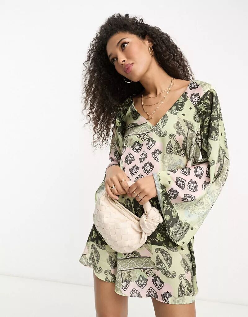 

Свободное платье мини с узором пейсли ASOS, V-образным вырезом, рукавами-кимоно и перекрещенной спинкой