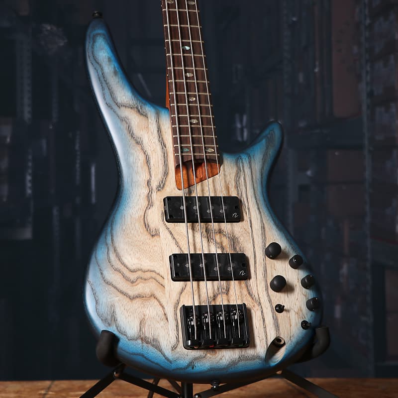 Бас-гитара Ibanez SR600E в цвете Cosmic Blue Starburst