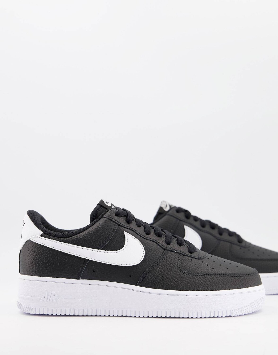 

Черно-белые кроссовки Nike Air Force 1 '07