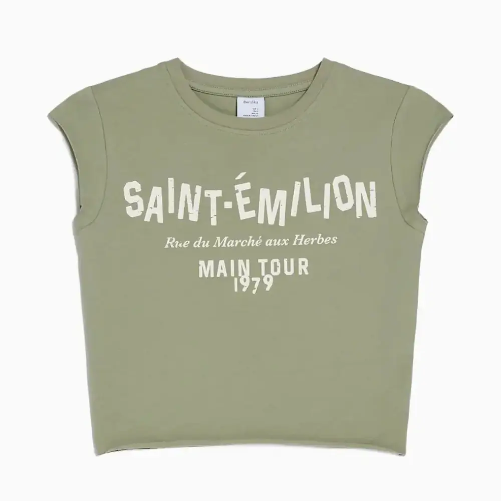 

Футболка Bershka Short Sleeve Cropped With Print, зеленый