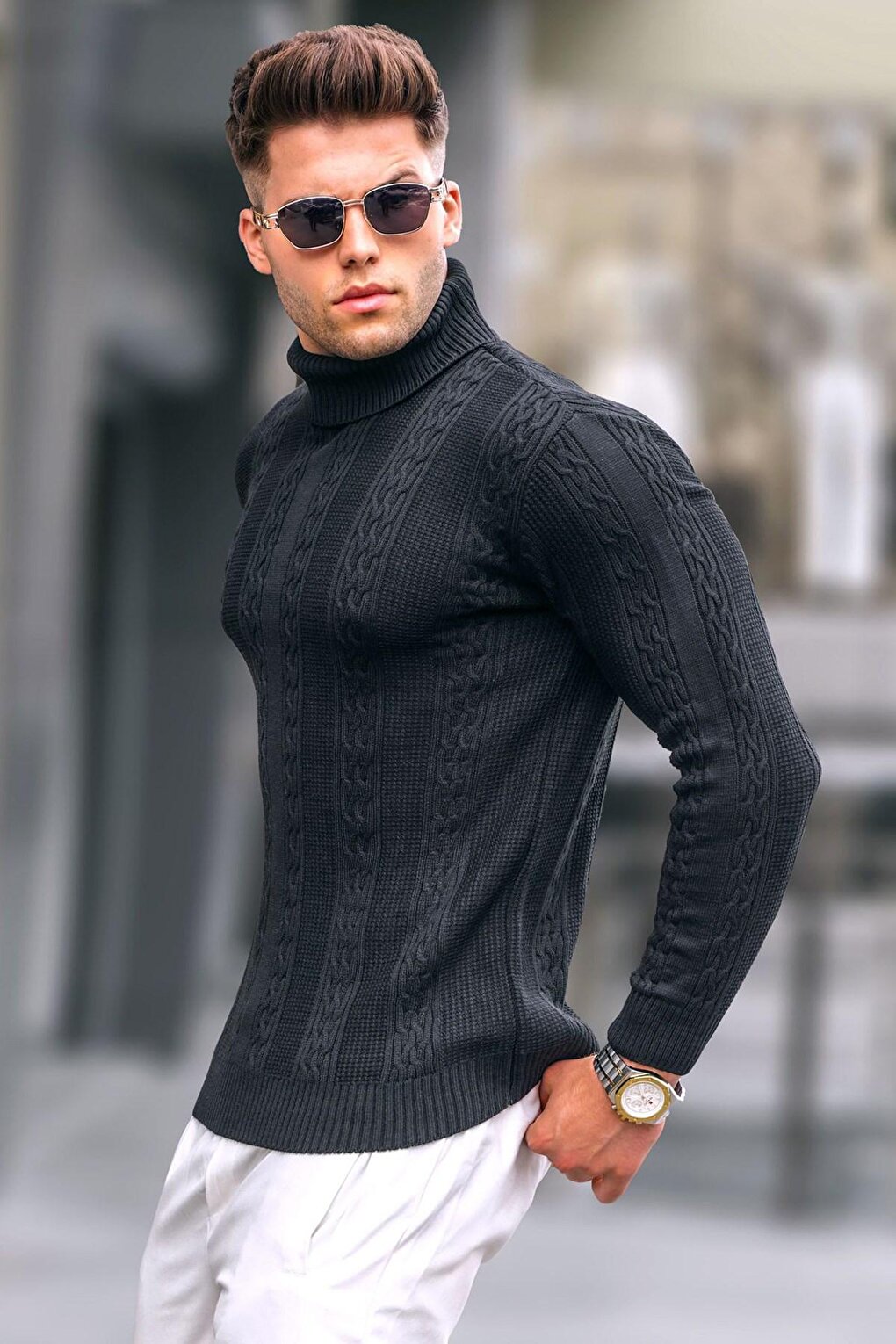 цена Черный трикотажный свитер с водолазкой с рисунком 5769 MADMEXT