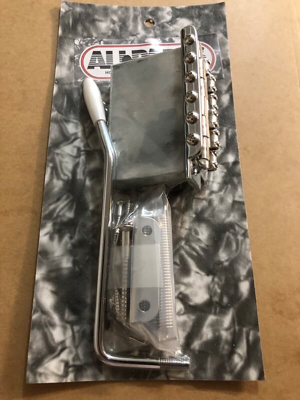 

Allparts Мост Strat Tremolo в стиле Fender FENDER STYLE