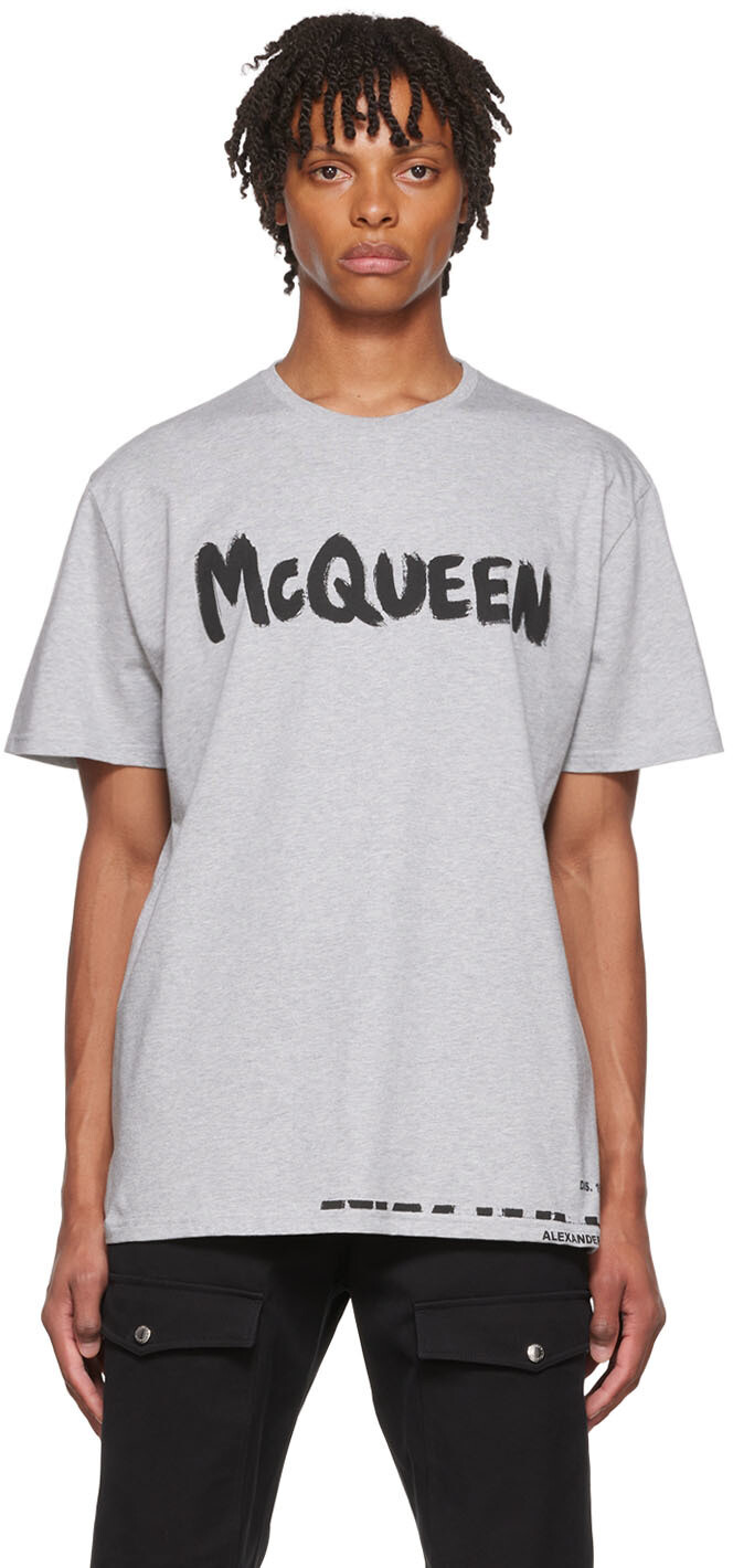 

Серая футболка с граффити Alexander McQueen