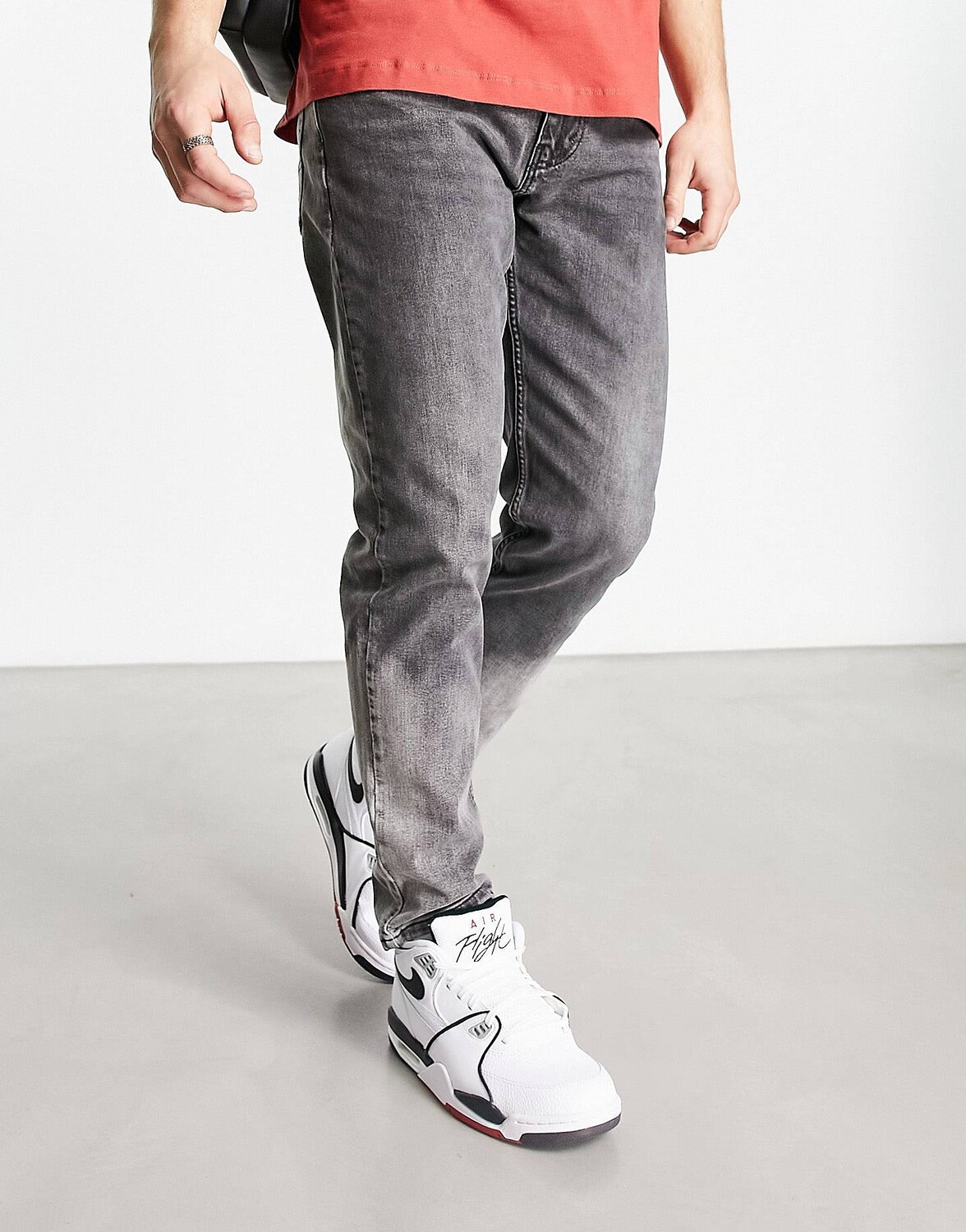 

Выбеленные серые зауженные джинсы Levi's 502