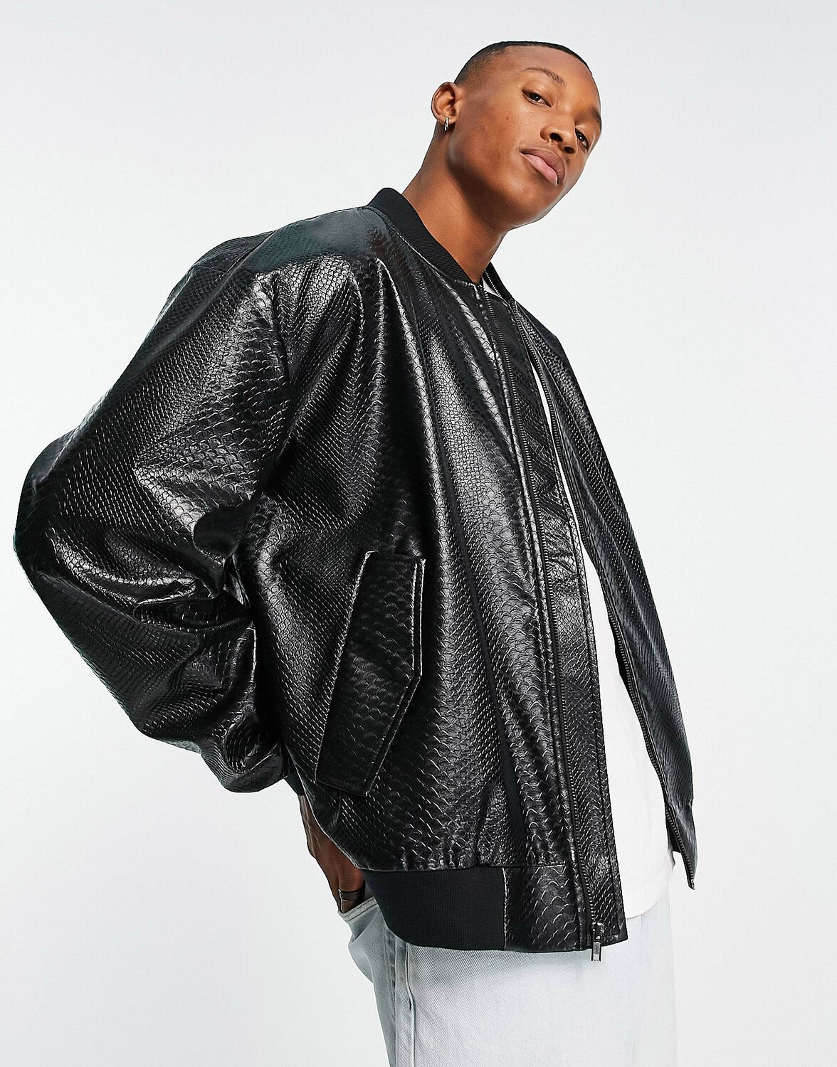 

Черная куртка-бомбер оверсайз из искусственной кожи с эффектом змеи ASOS DESIGN, Черный