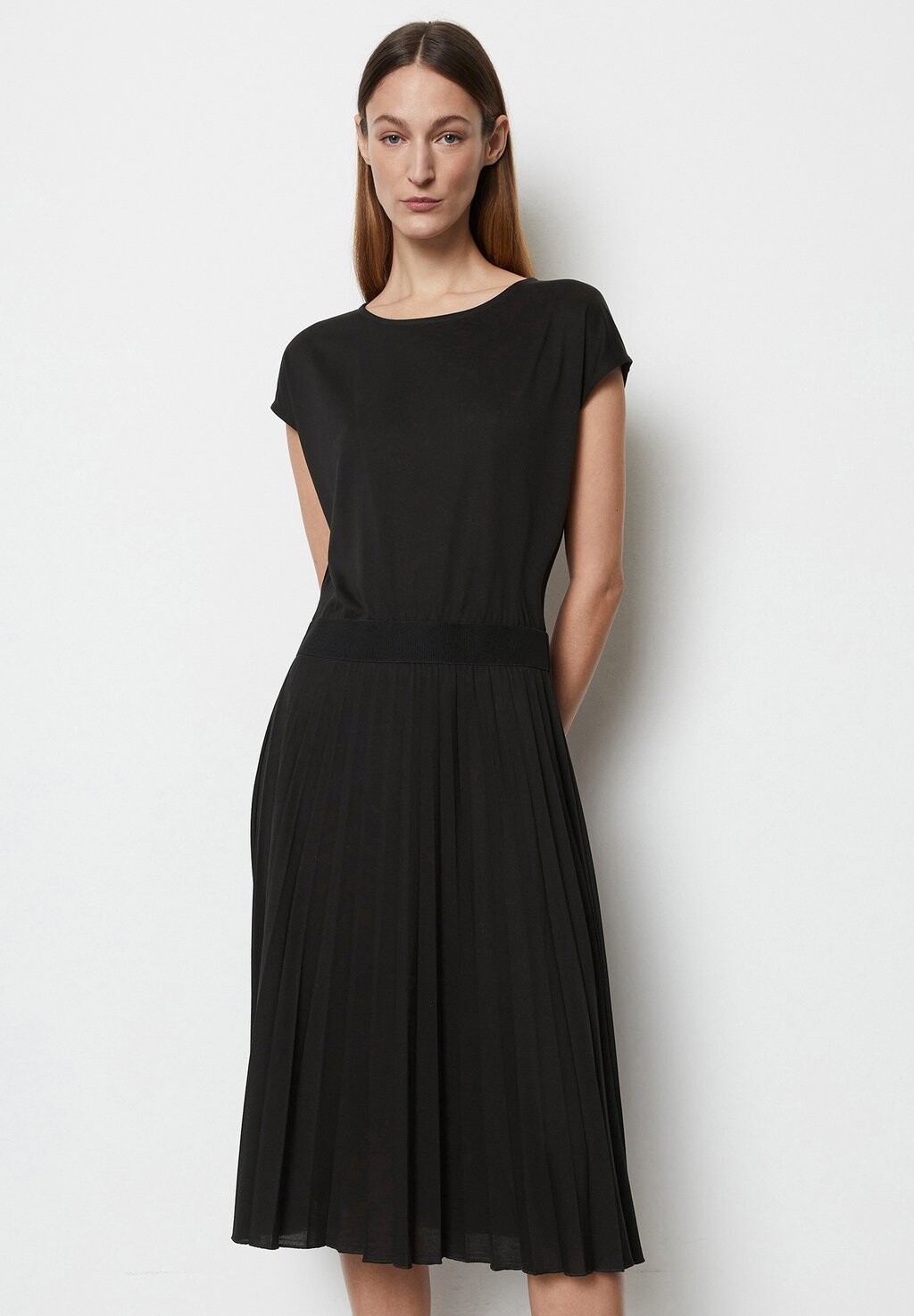 

Платье из джерси MIT ELASTISCHER TAILLE PLISSIERTEM Marc O'Polo, цвет black