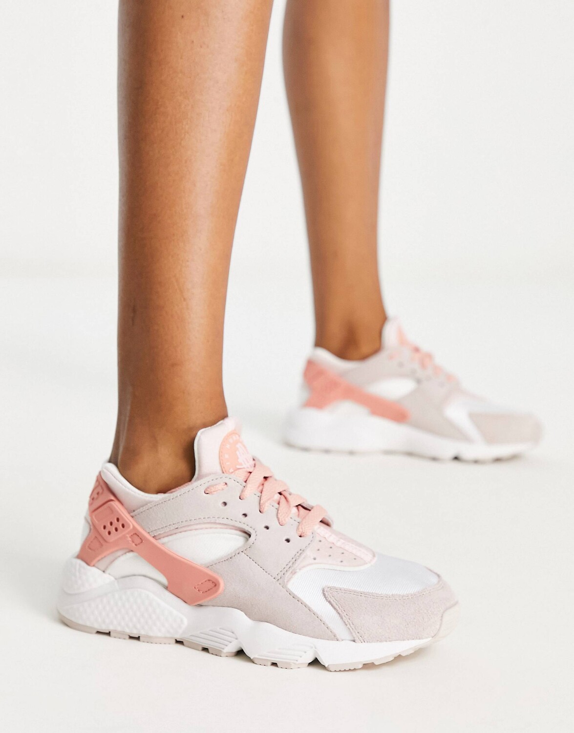 

Кроссовки Nike Air Huarache белого и розового цвета с корнем марены