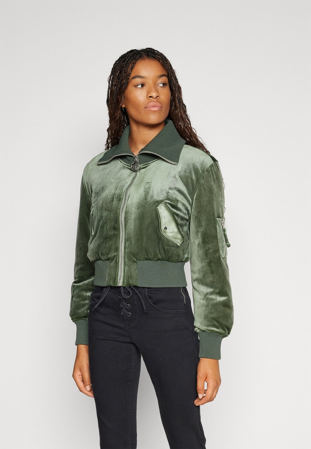

Бомбер Chaquetas Juicy Couture ПАЛЬТО-БОМБЕР DIAMANTE, цвет thyme