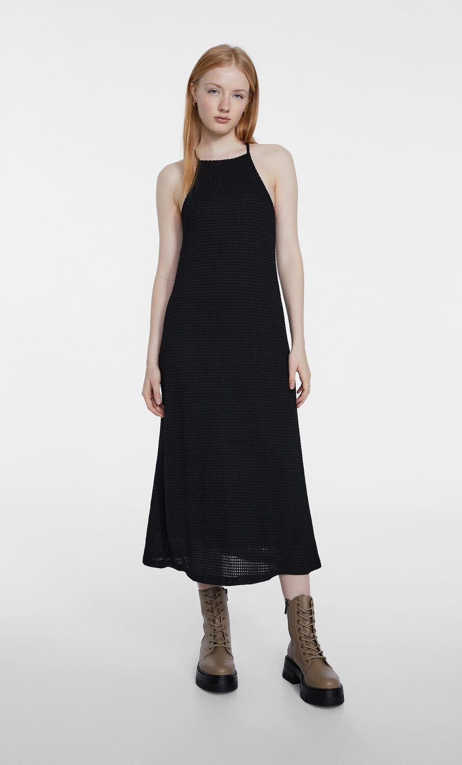 

Платье миди с холтером крючком Stradivarius, черный