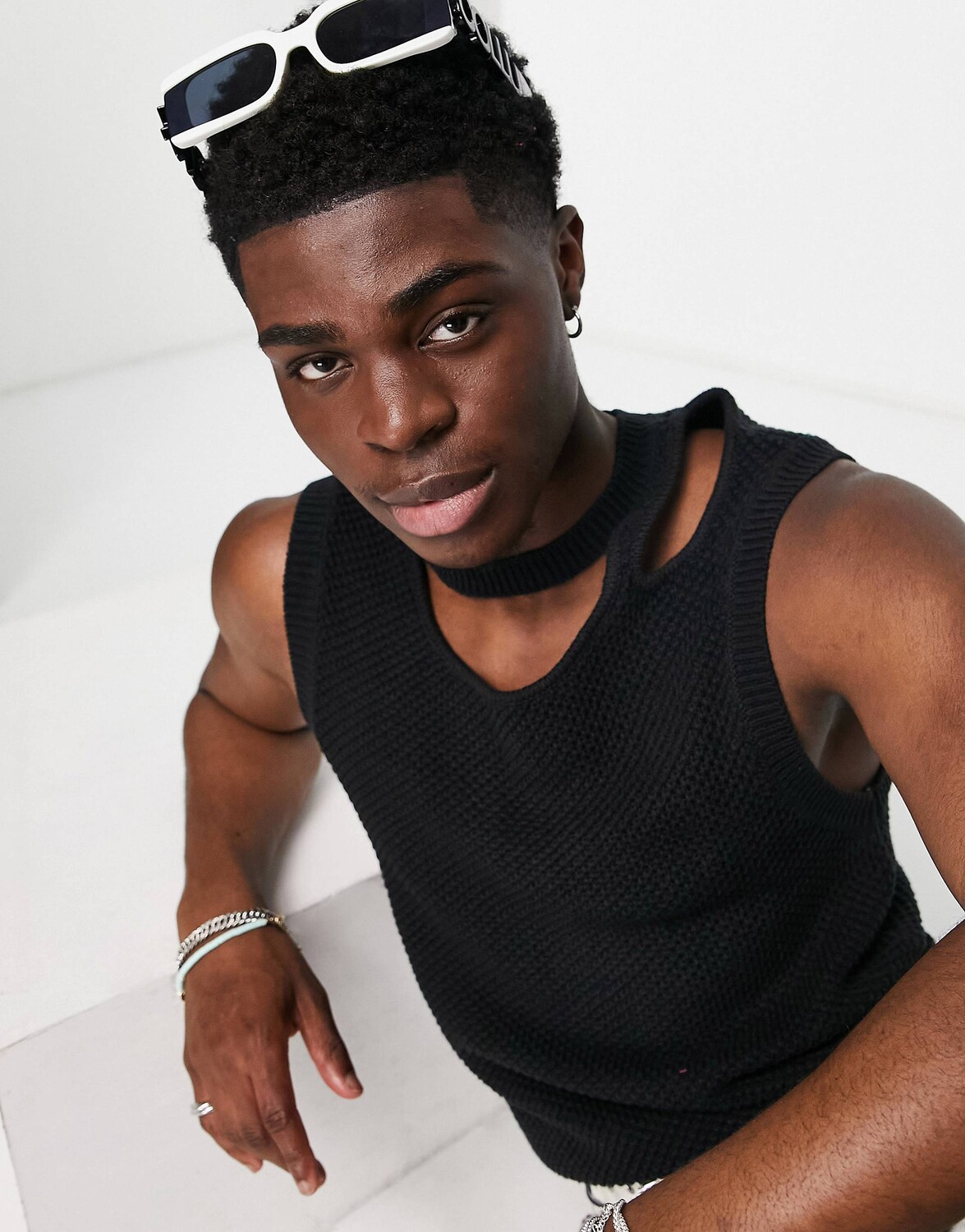 

Черный фактурный жилет с вырезами ASOS DESIGN