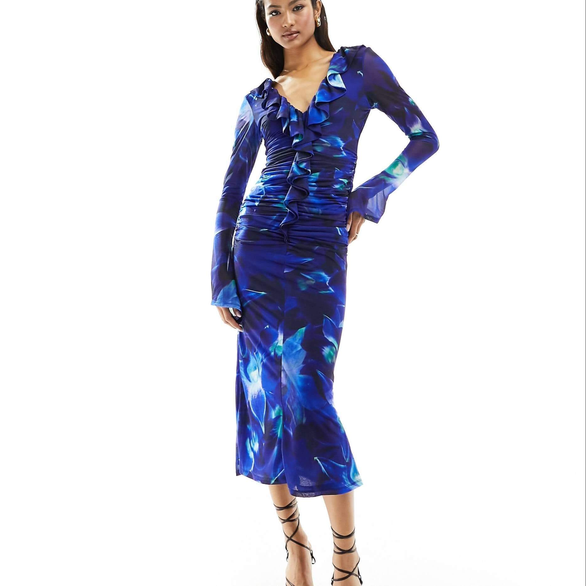 Платье Asos Design Floral Ruffle V Neck Midi With Flared Sleeve, синий мультиколор женское платье с длинными рукавами рюшами и блестками v образным вырезом mac duggal красный